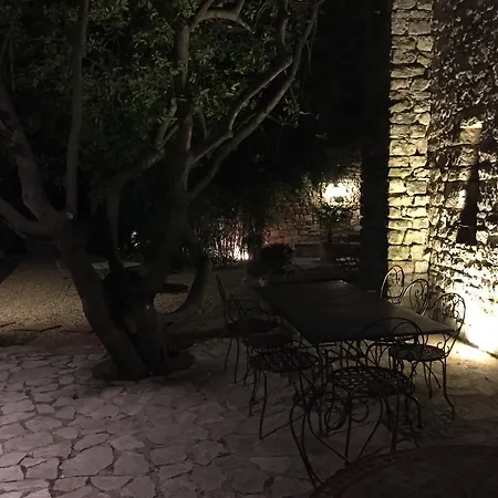 La Maison Des Lauriers Bed & Breakfast